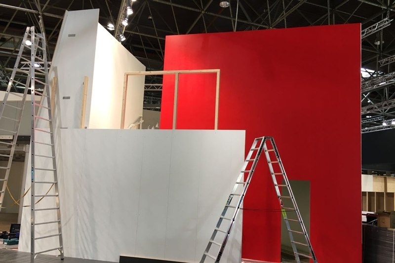 The assembly of an exhibition stand.