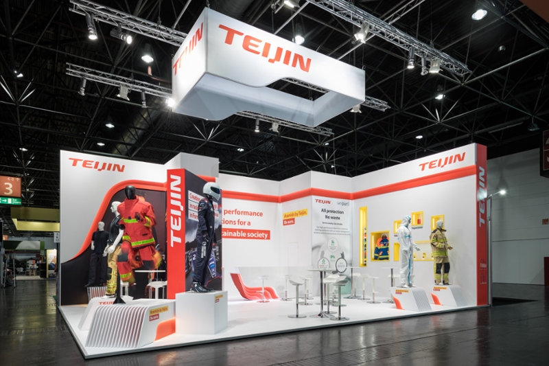 Sicherheit sichtbar gemacht | 70 m² Eckstand im CI-Design